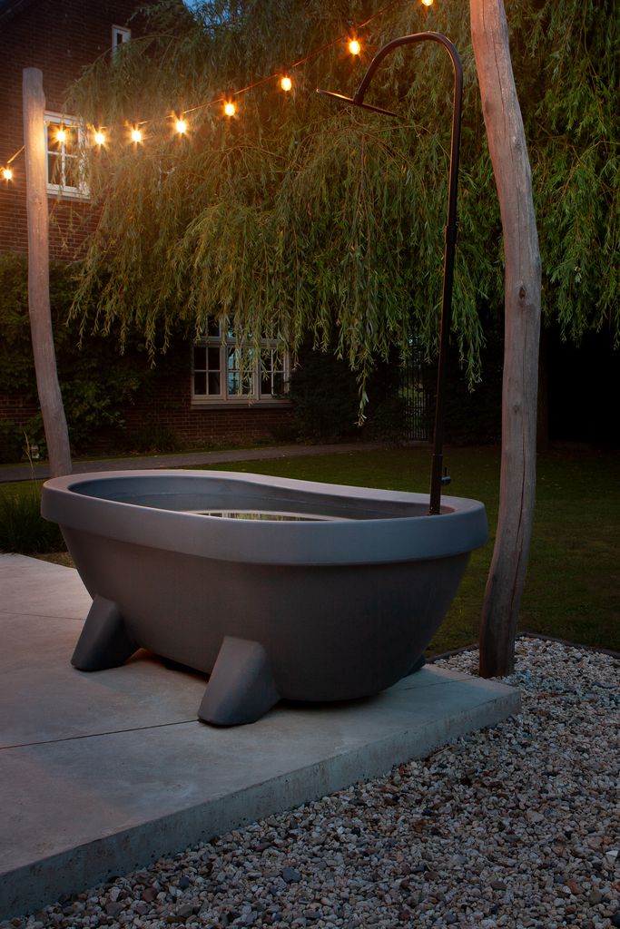 Freestanding garden bathtub