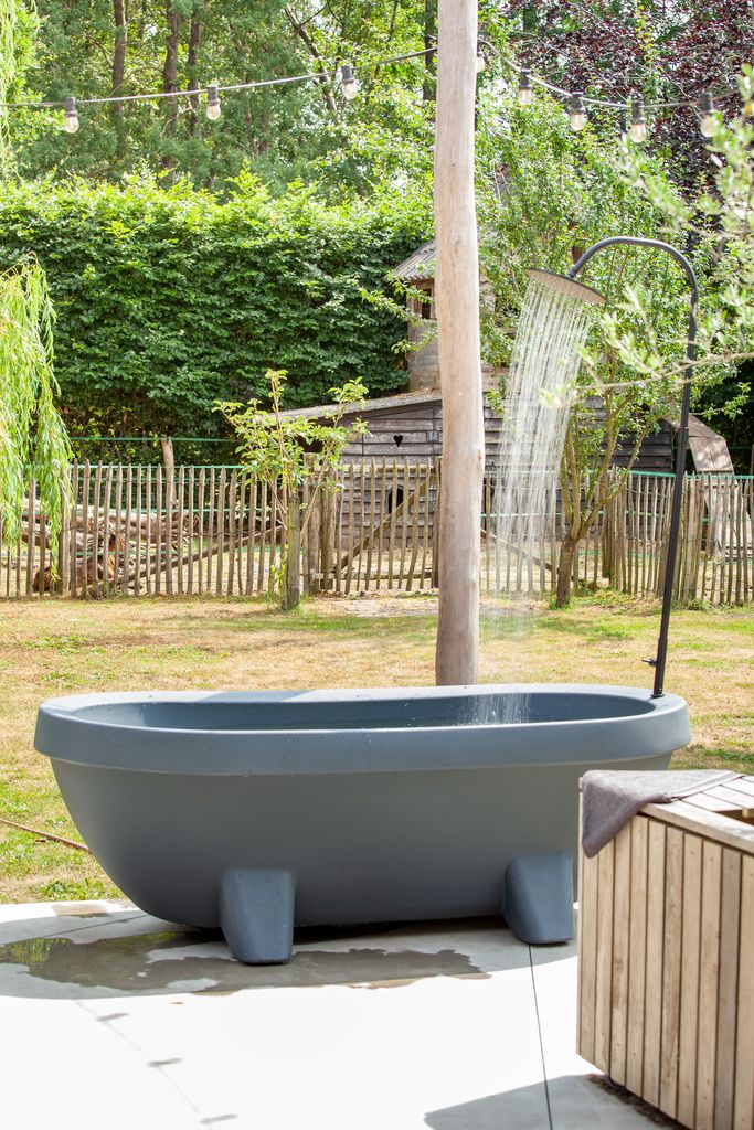 Freestanding garden bathtub